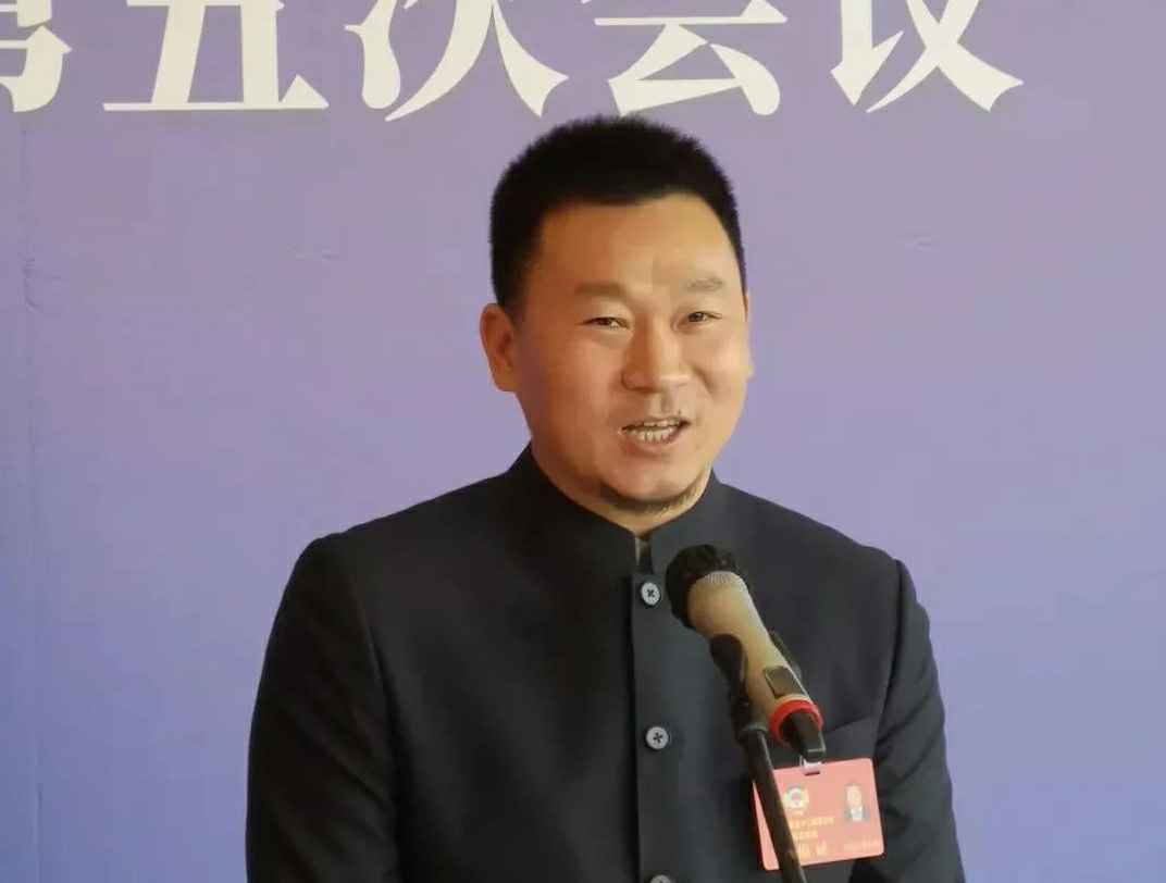 为进一步展示市政协团结、民主、开放、自信的形象，向市民和网友展示政协委员的履职风采，中山市政协十二届五次会议在2月4日上午开幕前开设“委员通道”，市政协委员、新利网-新利网(中国)公司总经理陈朝阳走进“委员通道”，回应社会关切的问题。他就如何做好城市应急管理规划的问题进行发言，并回答记者提问。.jpg